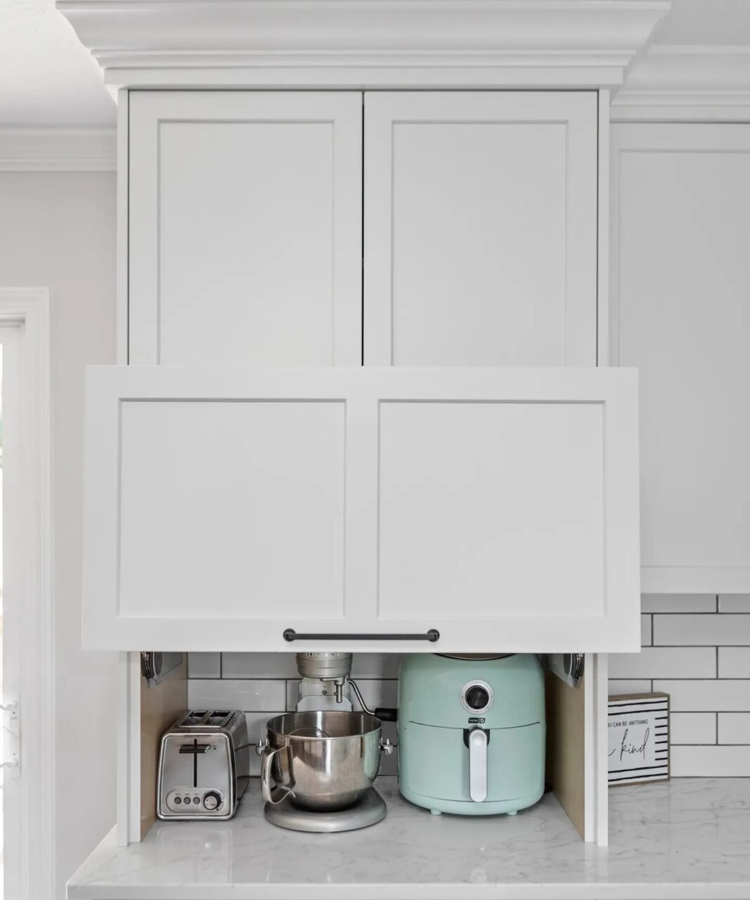 30 Πανέξυπνες Ιδέες για να κρύψεις τις οικιακές συσκευές στην κουζίνα και να γλυτώσεις την ακαταστασία 31 30 Πανέξυπνες Ιδέες για να κρύψεις τις οικιακές συσκευές στην κουζίνα και να γλυτώσεις την ακαταστασία