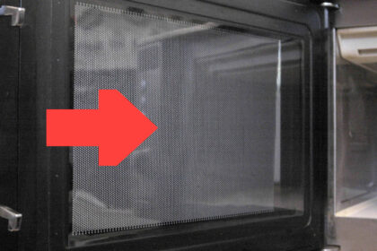 Γιατί ο φούρνος μικροκυμάτων έχει δικτυωτό πλέγμα στην πόρτα; Ποια η σχέση με τον κλωβό Faraday