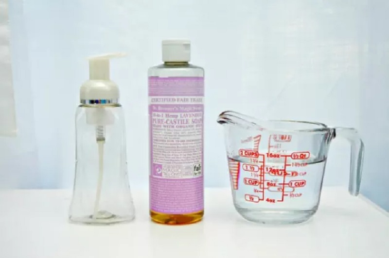 Με 2 υλικά: Πώς να φτιάξεις DIY σαπούνι χεριών σε αφρό