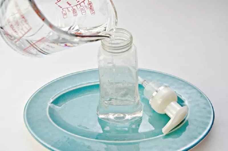 Με 2 υλικά: Πώς να φτιάξεις DIY σαπούνι χεριών σε αφρό