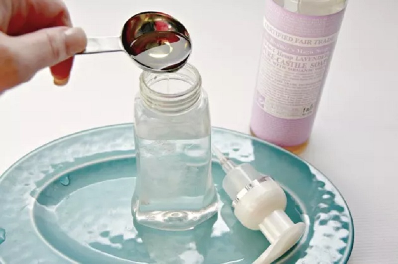 Με 2 υλικά: Πώς να φτιάξεις DIY σαπούνι χεριών σε αφρό