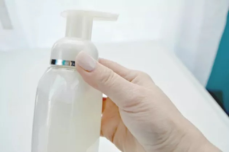 Με 2 υλικά: Πώς να φτιάξεις DIY σαπούνι χεριών σε αφρό
