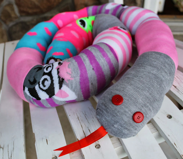 DIY: Φτάξτε funky αεροστόπ για την πόρτα με παλιές κάλτσες που έχεις για πέταμα 7 DIY: Φτάξτε funky αεροστόπ για την πόρτα με παλιές κάλτσες που έχεις για πέταμα