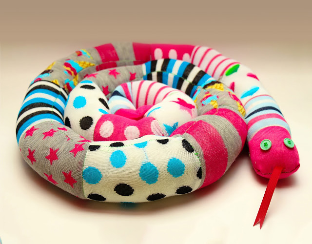 DIY: Φτάξτε funky αεροστόπ για την πόρτα με παλιές κάλτσες που έχεις για πέταμα 8 DIY: Φτάξτε funky αεροστόπ για την πόρτα με παλιές κάλτσες που έχεις για πέταμα