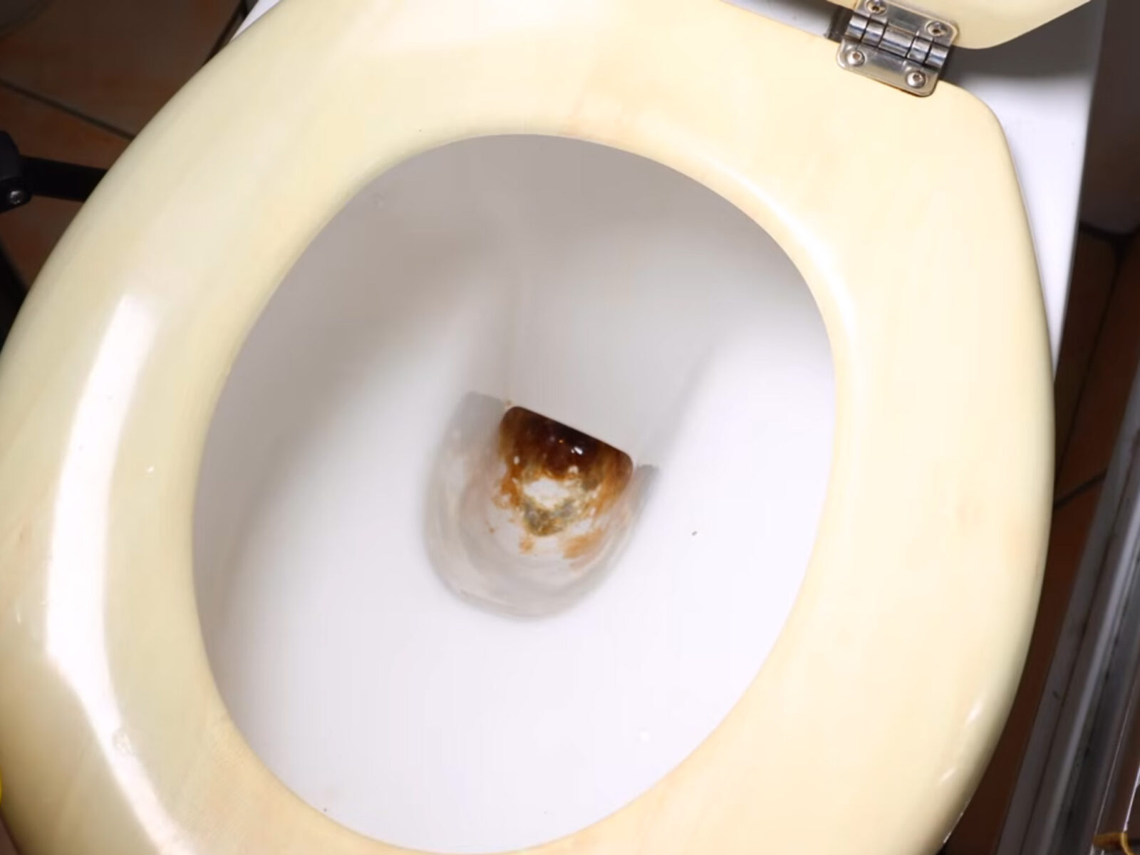 Μια γυναίκα αναζήτησε συμβουλές για να αφαιρέσει το πουρί από τη λεκάνη της τουαλέτας και οι λάτρεις της καθαριότητας κατέληξαν σε ένα μόνο υλικό που κάνει δουλειά αποτελεσματική.