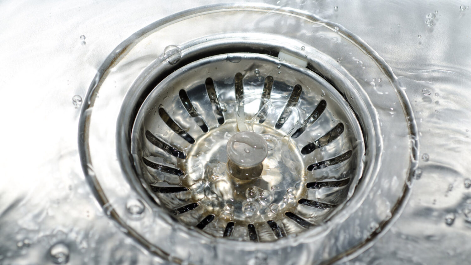 Πώς να ξεβουλώσεις αποτελεσματικά τους νιπτήρες και τις ντουζιέρες στο σπίτι μόνος σου