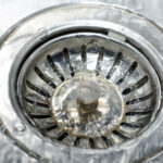 Πώς να ξεβουλώσεις αποτελεσματικά τους νιπτήρες και τις ντουζιέρες στο σπίτι μόνος σου