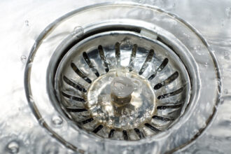 Πώς να ξεβουλώσεις αποτελεσματικά τους νιπτήρες και τις ντουζιέρες στο σπίτι μόνος σου