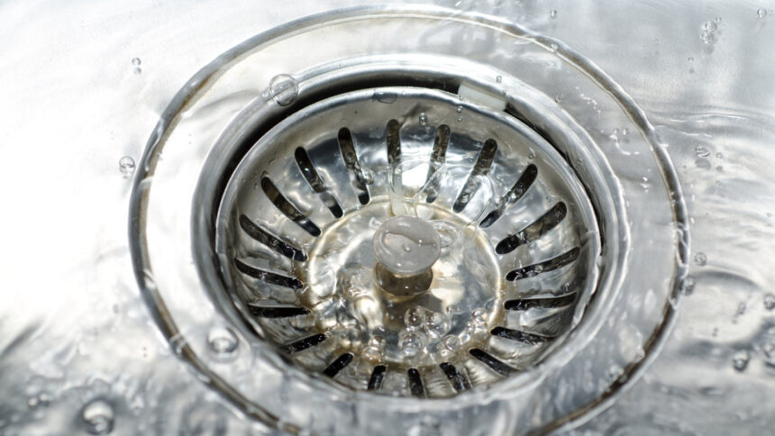 Πώς να ξεβουλώσεις αποτελεσματικά τους νιπτήρες και τις ντουζιέρες στο σπίτι μόνος σου