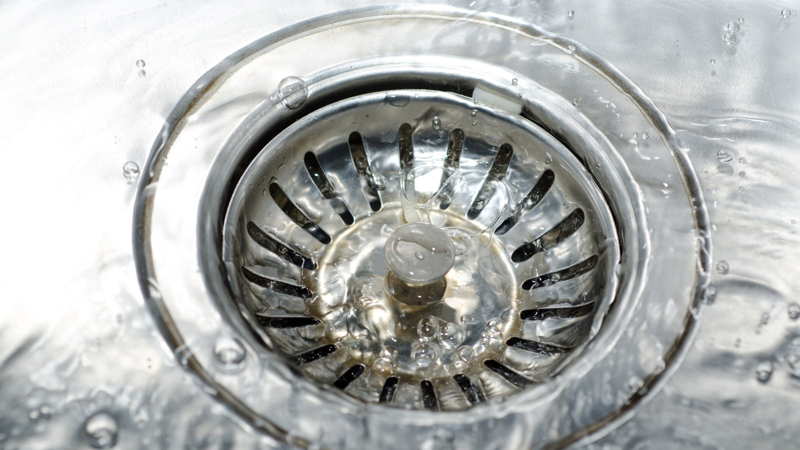 Πώς να ξεβουλώσεις αποτελεσματικά τους νιπτήρες και τις ντουζιέρες στο σπίτι μόνος σου