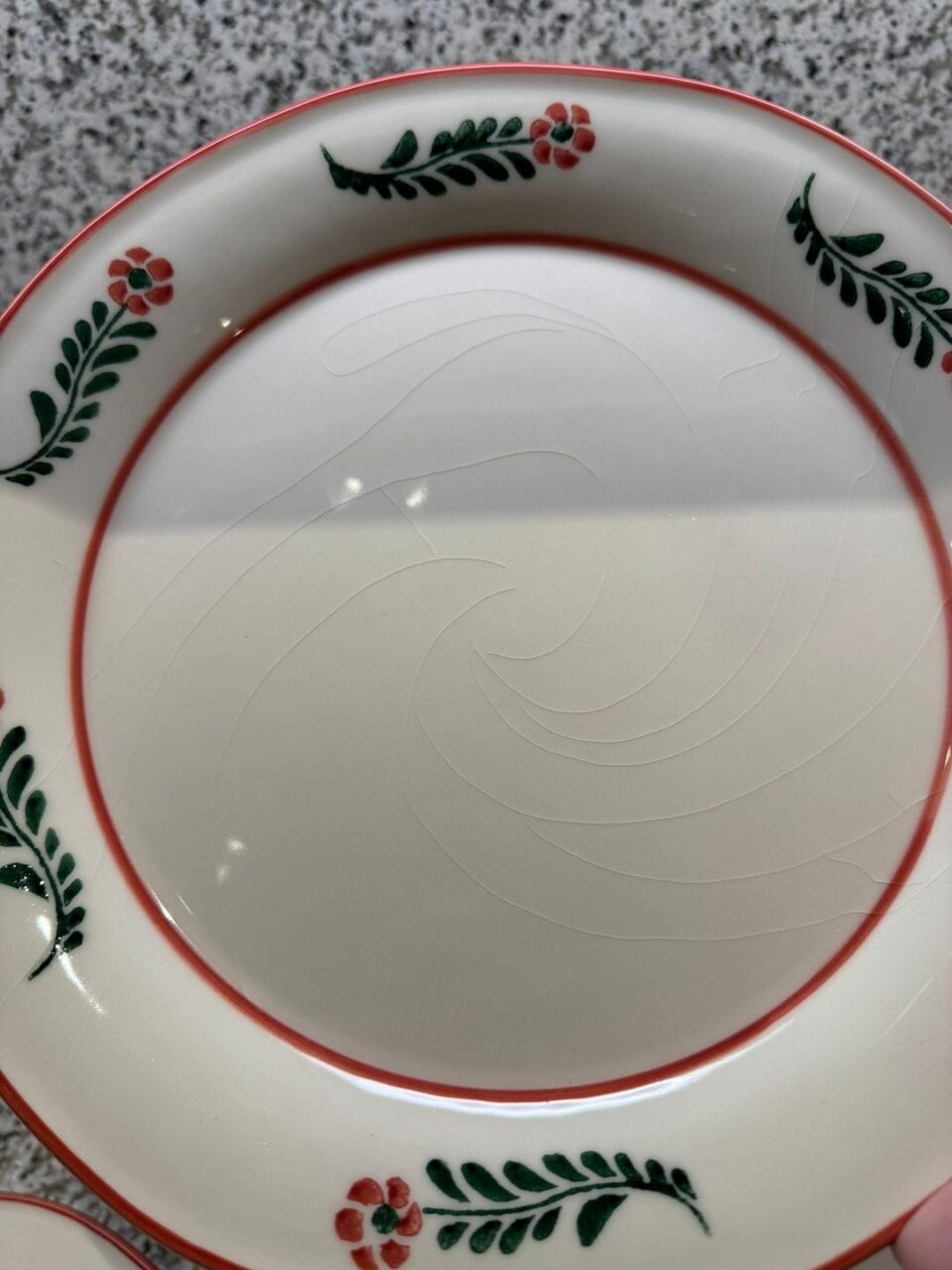 Γιατί πρέπει να πετάξεις όλα τα ραγισμένα και σπασμένα πιάτα - Μην τα χρησιμοποιείς πια 3 Γιατί πρέπει να πετάξεις όλα τα ραγισμένα και σπασμένα πιάτα - Μην τα χρησιμοποιείς πια