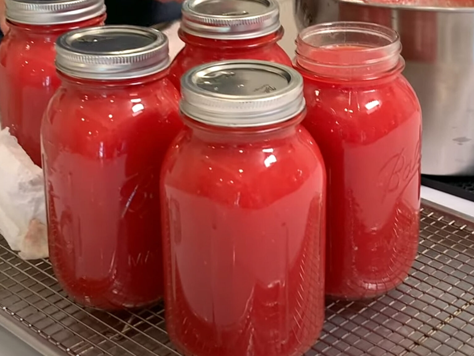 Τι θα έλεγες να έχεις σπιτική σάλτσα ντομάτας όλο τον χειμώνα. Μπόνους ένα μυστικό συστατικό για έξτρα νοστιμιά