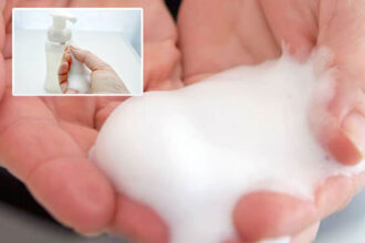 Με 2 υλικά: Πώς να φτιάξεις DIY σαπούνι χεριών αφρό