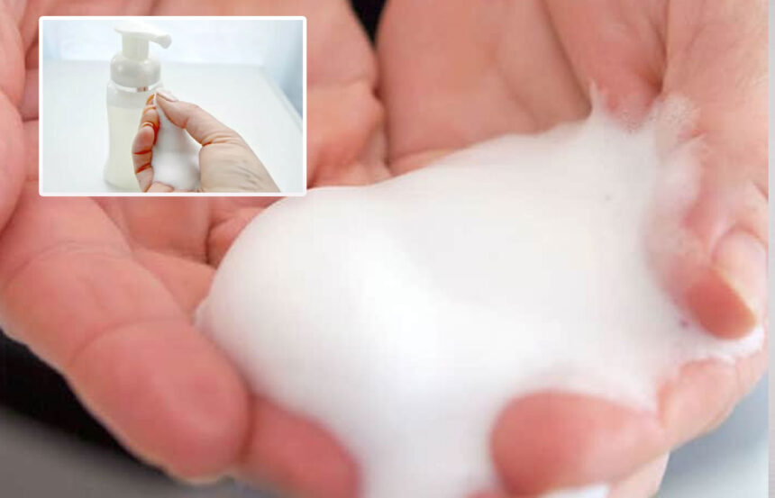 Με 2 υλικά: Πώς να φτιάξεις DIY σαπούνι χεριών αφρό