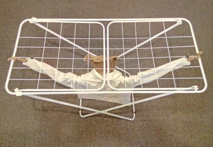 10 μυστικά της γιαγιάς που μπορούν να σε βοηθήσουν κάθε μέρα στο σπίτι 7 Απλωμένο πουλόβερ με καλσόν