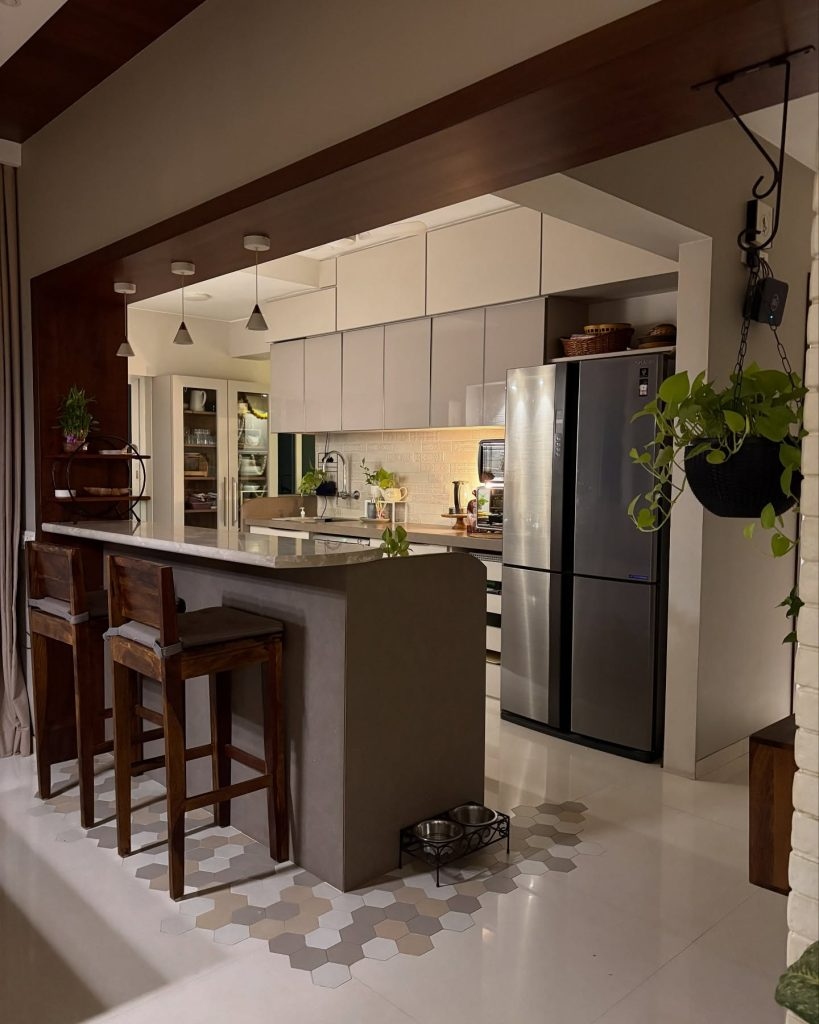 Ανοιχτή κουζίνα με σκούρο καφέ πλαίσιο