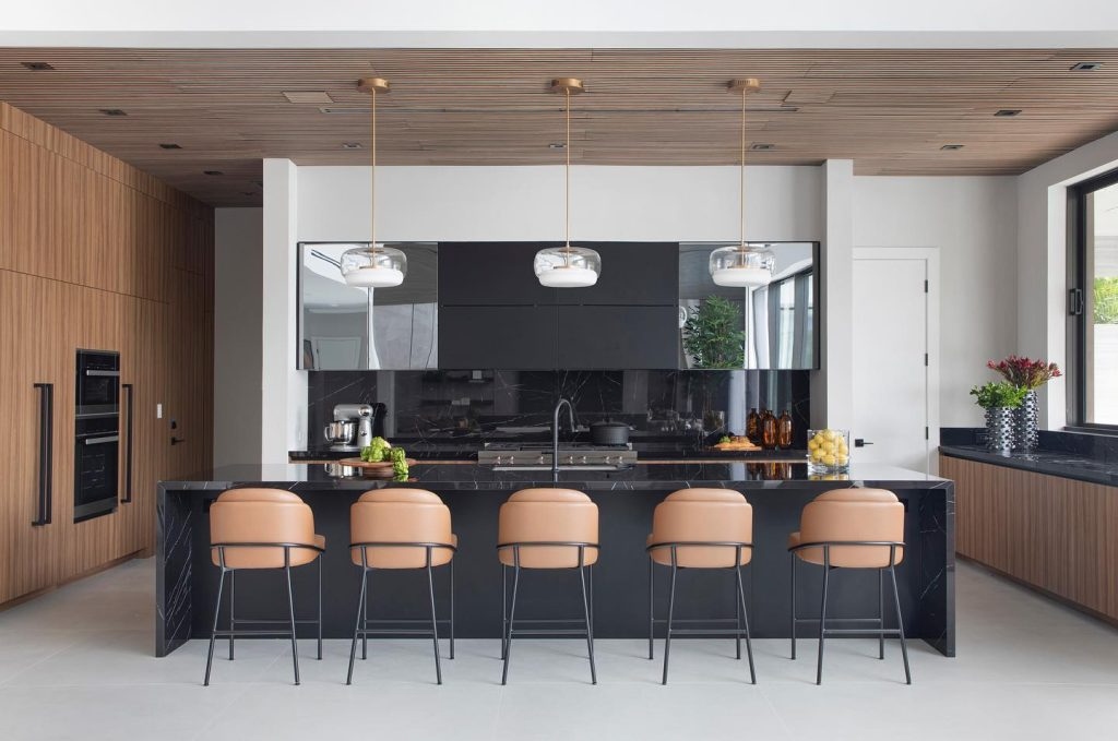 Μαύρο και Χαλκός - Ανοιχτή Κουζίνα με Σκαμπό σε Ροδακινί χρώμα