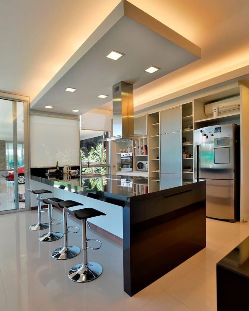 Ανοιχτή Κουζίνα Βιομηχανικού Στυλ με Χρώμιο και Γυαλί