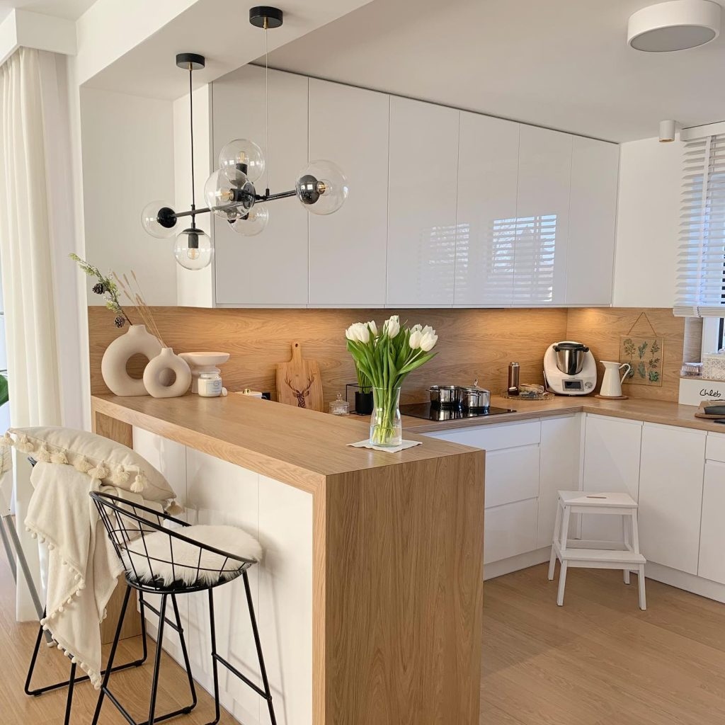Ανοιχτή λευκή κουζίνα με ξύλινες λεπτομέρειες