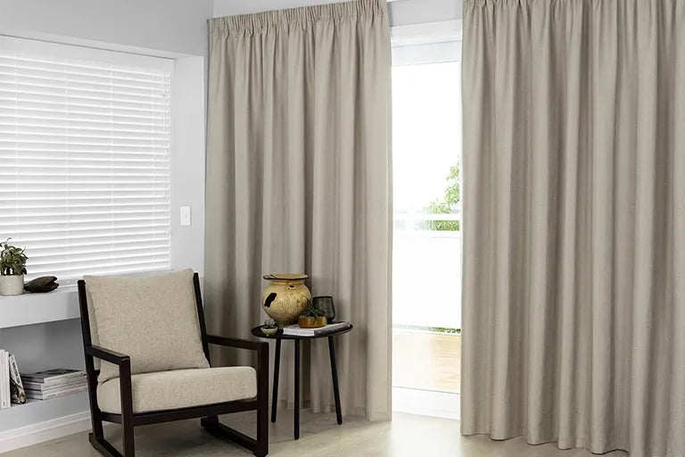 7 εύκολες αναβαθμίσεις που έκανα στο σπίτι για να το διατηρήσω ζεστό αυτόν τον χειμώνα - Mειώνουμε και τους λογαριασμούς ρεύματος 3 Θερμοκουρτίνες για να κρατήσετε το κρύο έξω