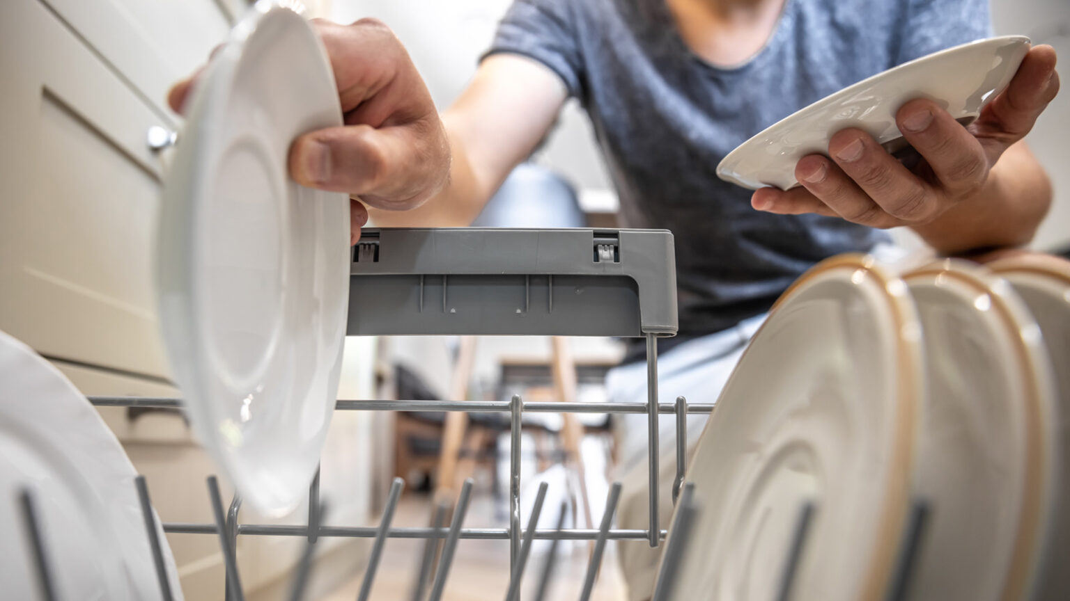 Το 1 βήμα που πρέπει να κάνεις αν αφήνεις τα πιάτα στο πλυντήριο όλη νύχτα