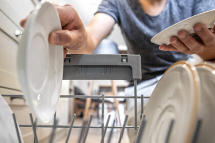 Το 1 βήμα που πρέπει να κάνεις αν αφήνεις τα πιάτα στο πλυντήριο όλη νύχτα