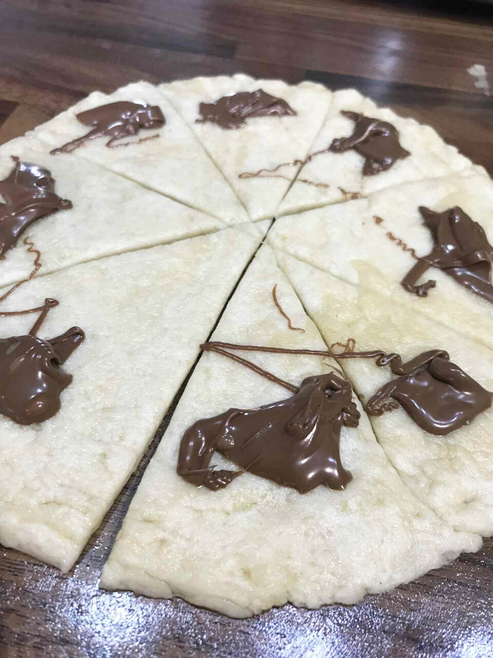 Τα κρουασανάκια της γιαγιάς: Δεν έχεις φάει καλύτερα - Σιροπιαστά με πραλίνα 4 Τα κρουασανάκια της γιαγιάς: Δεν έχεις φάει καλύτερα - Σιροπιαστά με πραλίνα