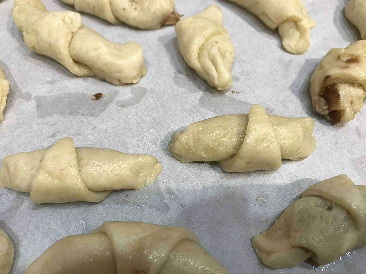 Τα κρουασανάκια της γιαγιάς: Δεν έχεις φάει καλύτερα - Σιροπιαστά με πραλίνα 5 Ζύμη κρουασάν πριν το ψήσιμο