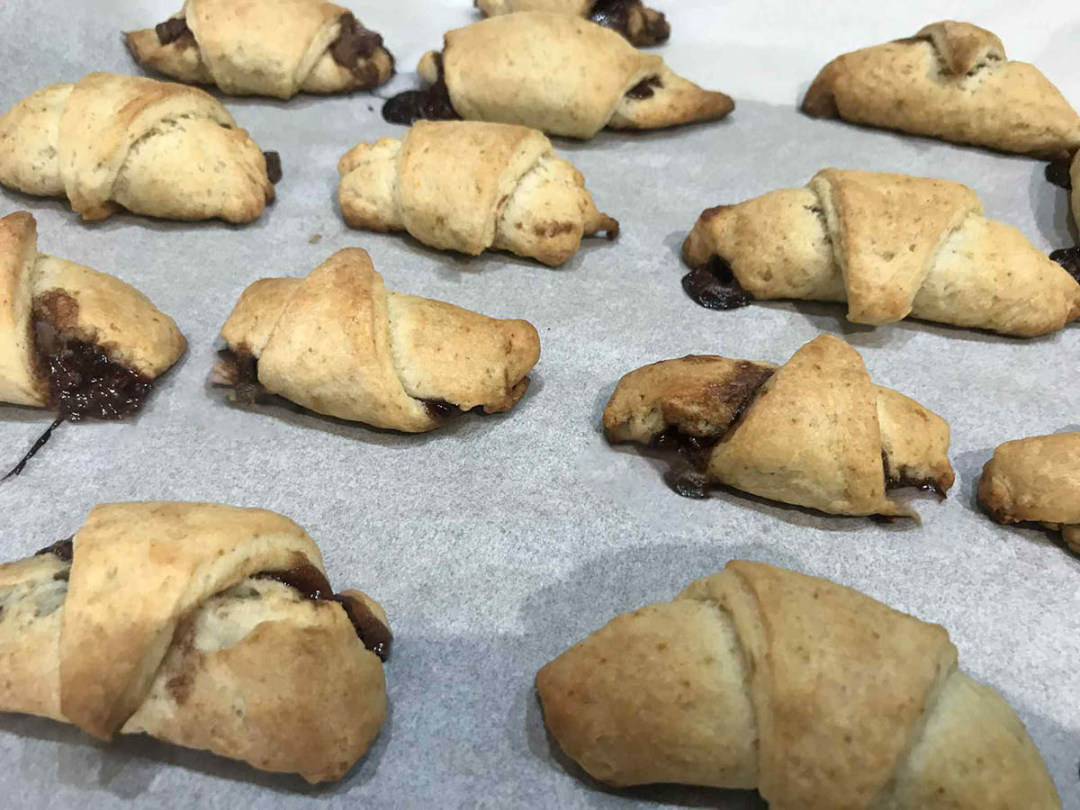 Τα κρουασανάκια της γιαγιάς: Δεν έχεις φάει καλύτερα - Σιροπιαστά με πραλίνα 6 Ψημένα φρέσκα κρουασάν με σοκολάτα