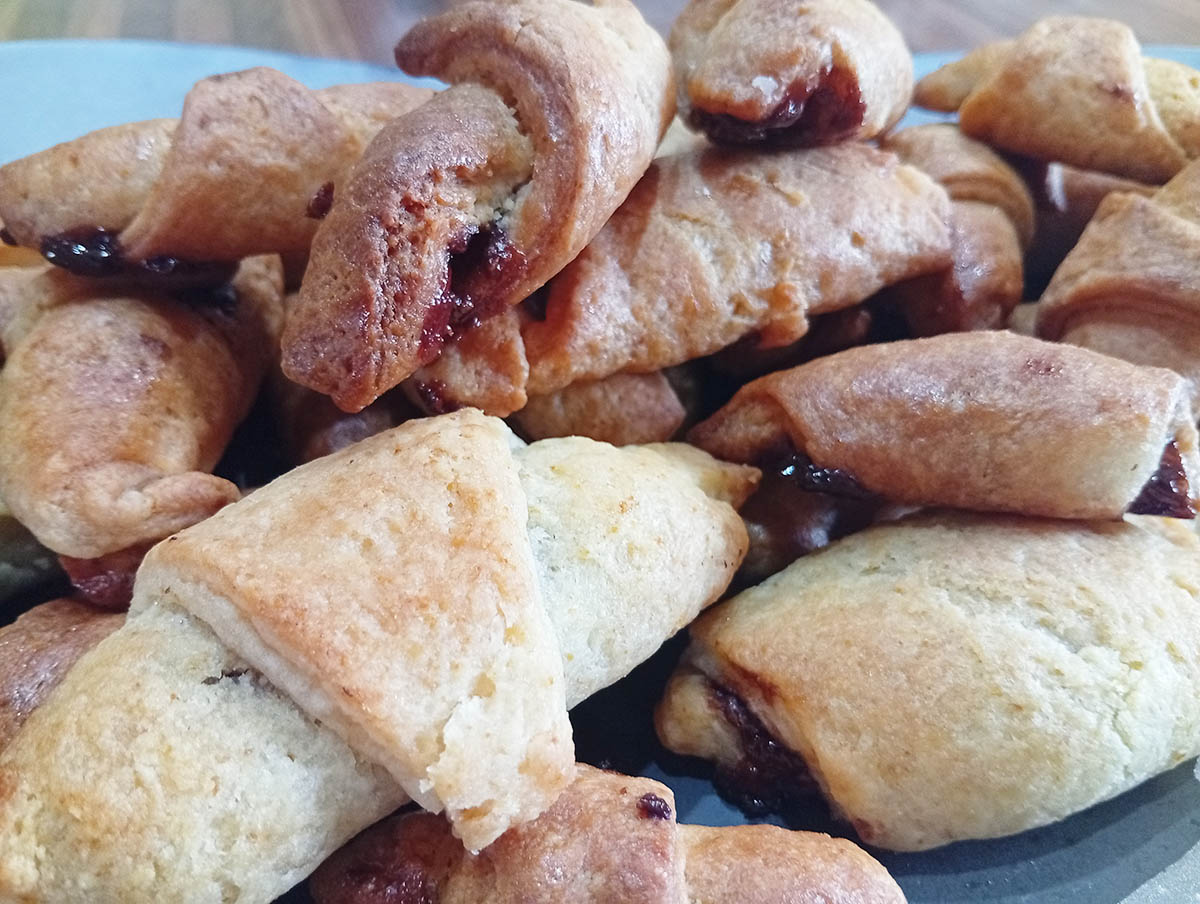 Τα κρουασανάκια της γιαγιάς: Δεν έχεις φάει καλύτερα - Σιροπιαστά με πραλίνα 2 Σπιτικά κρουασανάκια με πραλίνα και σιρόπι