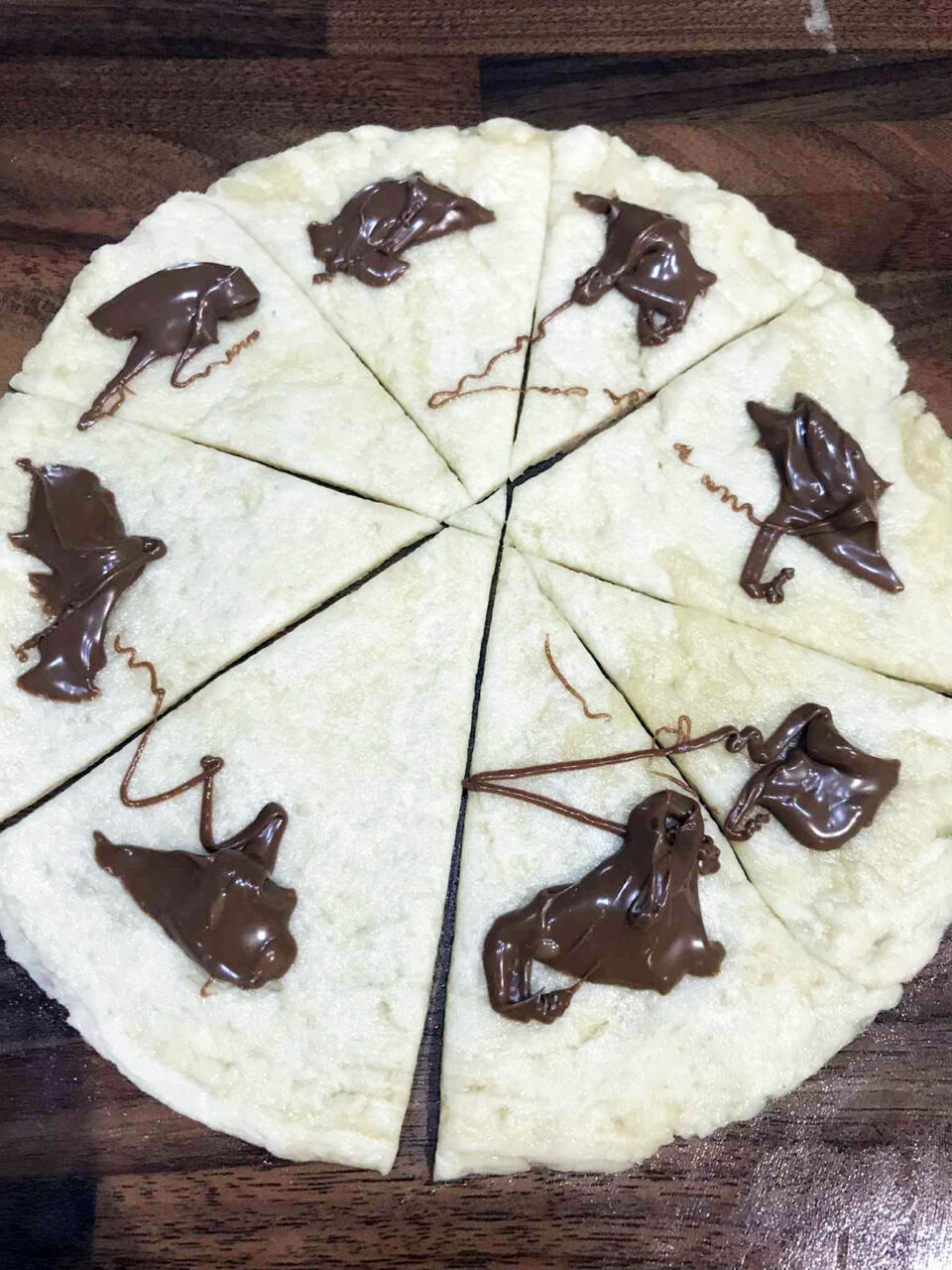 Τα κρουασανάκια της γιαγιάς: Δεν έχεις φάει καλύτερα - Σιροπιαστά με πραλίνα 3 Χωρίζουμε τη ζύμη σε 8 κομμάτια