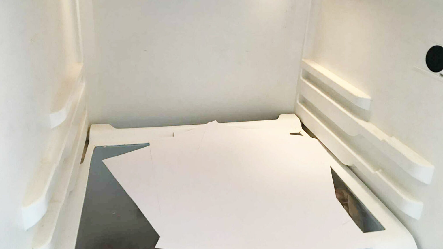 χαρτί μέσα στο ψυγείο