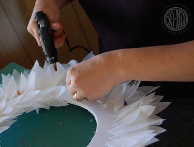 18 Κατασκευές με πλαστικά μπουκάλια: DIY που θα σου μείνουν για χρόνια 13 Στεφάνι πόρτας