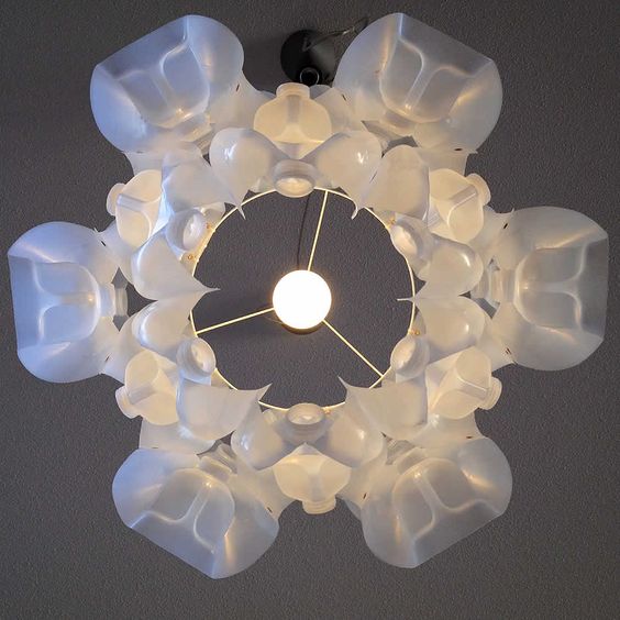 18 Κατασκευές με πλαστικά μπουκάλια: DIY που θα σου μείνουν για χρόνια 16 Φωτιστικό