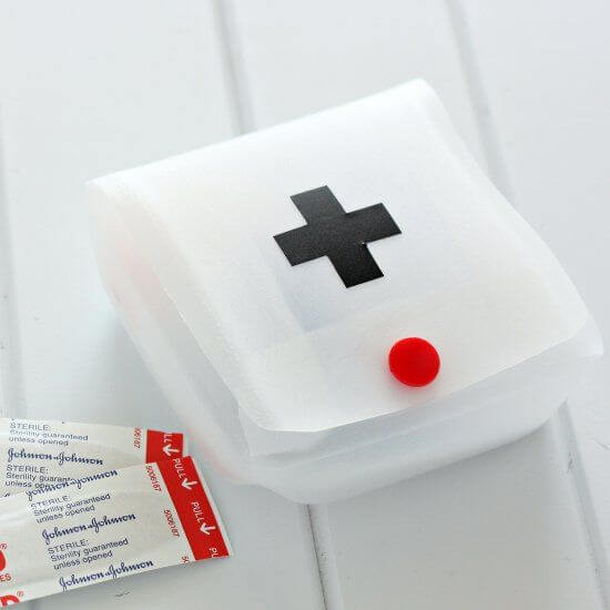 18 Κατασκευές με πλαστικά μπουκάλια: DIY που θα σου μείνουν για χρόνια 14 Θήκη για φαρμακείο πρώτων βοηθειών