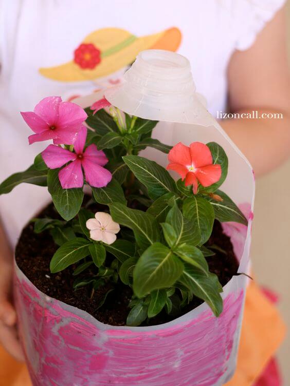 18 Κατασκευές με πλαστικά μπουκάλια: DIY που θα σου μείνουν για χρόνια 5 Γλαστράκια χρωματιστά