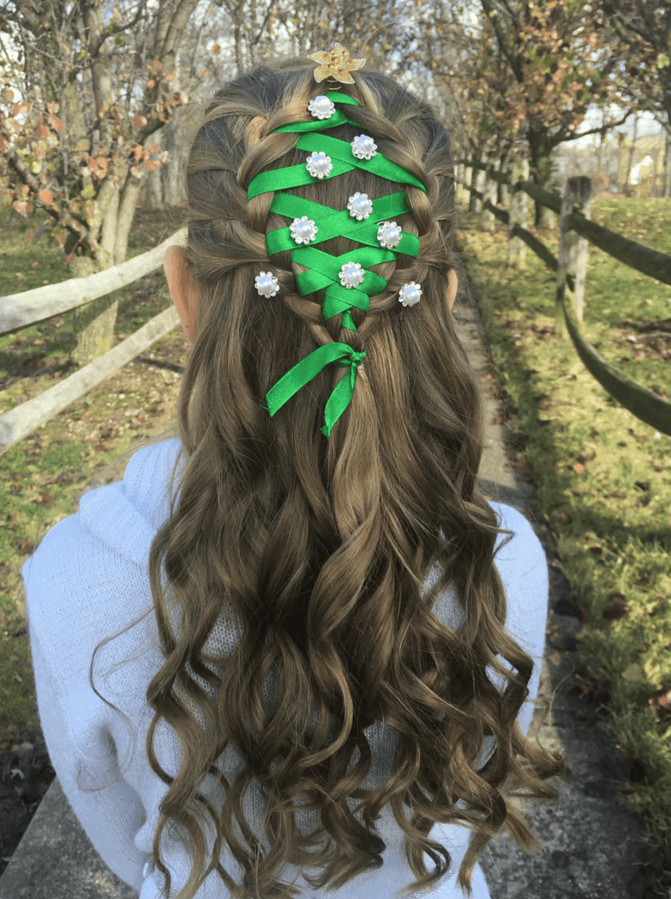 22 Αξιολάτρευτες ιδέες για χριστουγεννιάτικα χτενίσματα που θα φέρουν τη χαρά των γιορτών