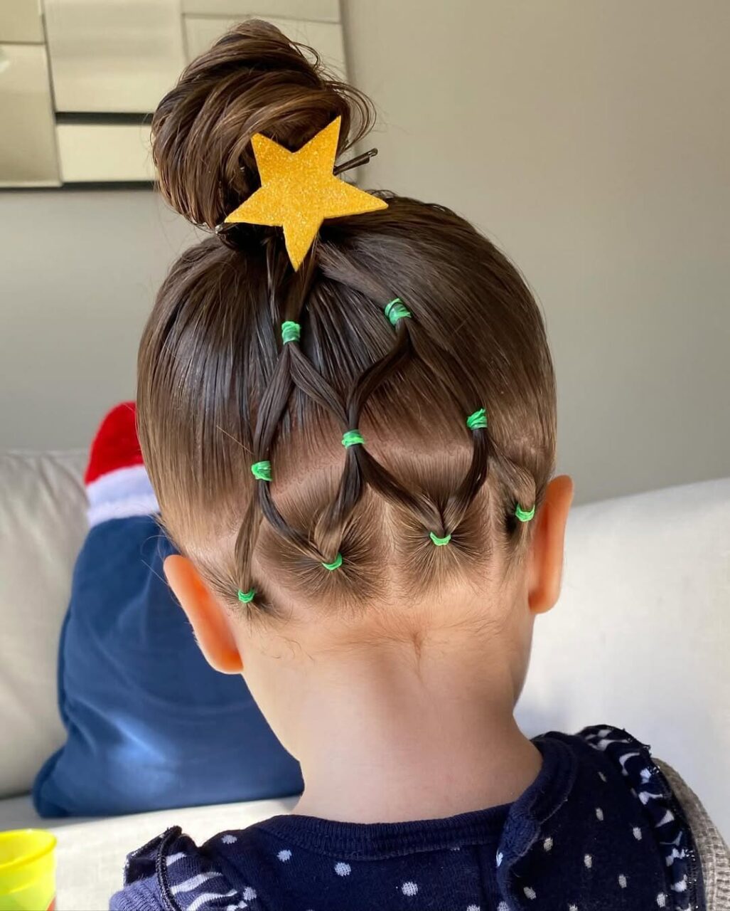 22 Αξιολάτρευτες ιδέες για χριστουγεννιάτικα χτενίσματα που θα φέρουν τη χαρά των γιορτών