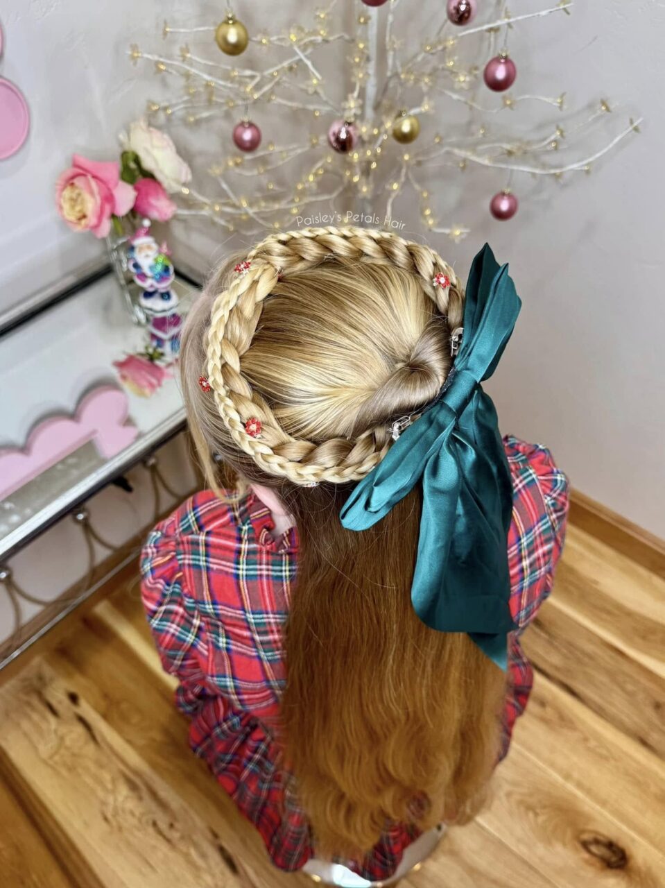 22 Αξιολάτρευτες ιδέες για χριστουγεννιάτικα χτενίσματα που θα φέρουν τη χαρά των γιορτών