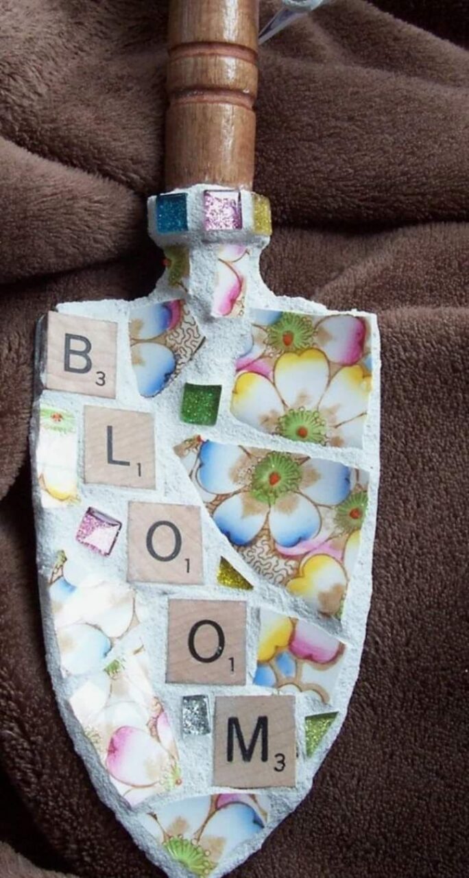 Ανακαλύψτε τη μαγεία των σπασμένων πιάτων: 25 μοναδικές κατασκευές γεμάτες χρώματα και σχέδια