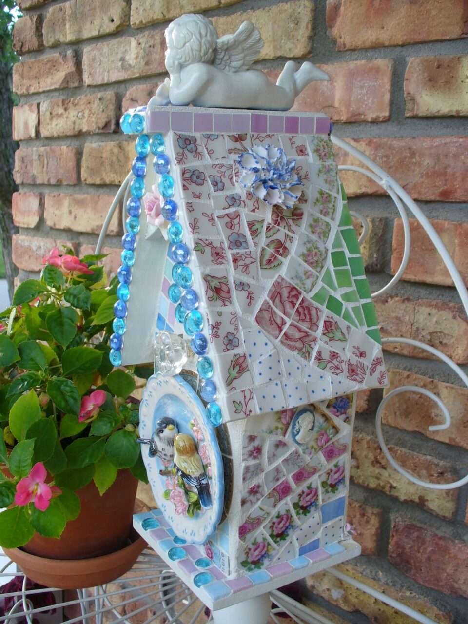 Ανακαλύψτε τη μαγεία των σπασμένων πιάτων: 25 μοναδικές κατασκευές γεμάτες χρώματα και σχέδια