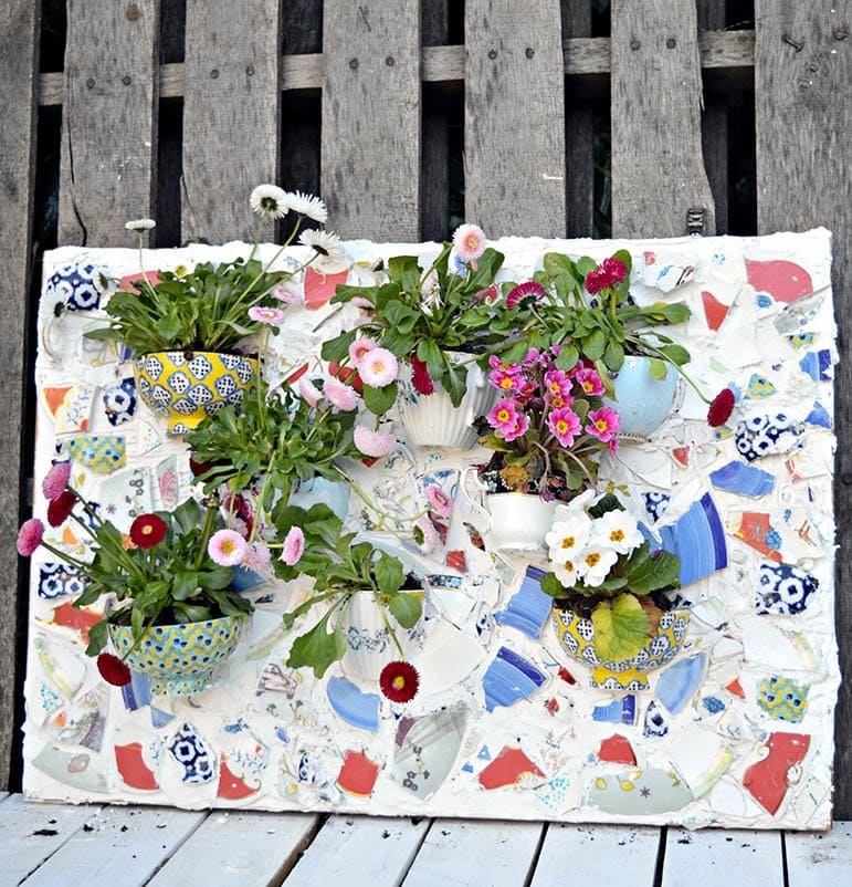 Ανακαλύψτε τη μαγεία των σπασμένων πιάτων: 25 μοναδικές κατασκευές γεμάτες χρώματα και σχέδια