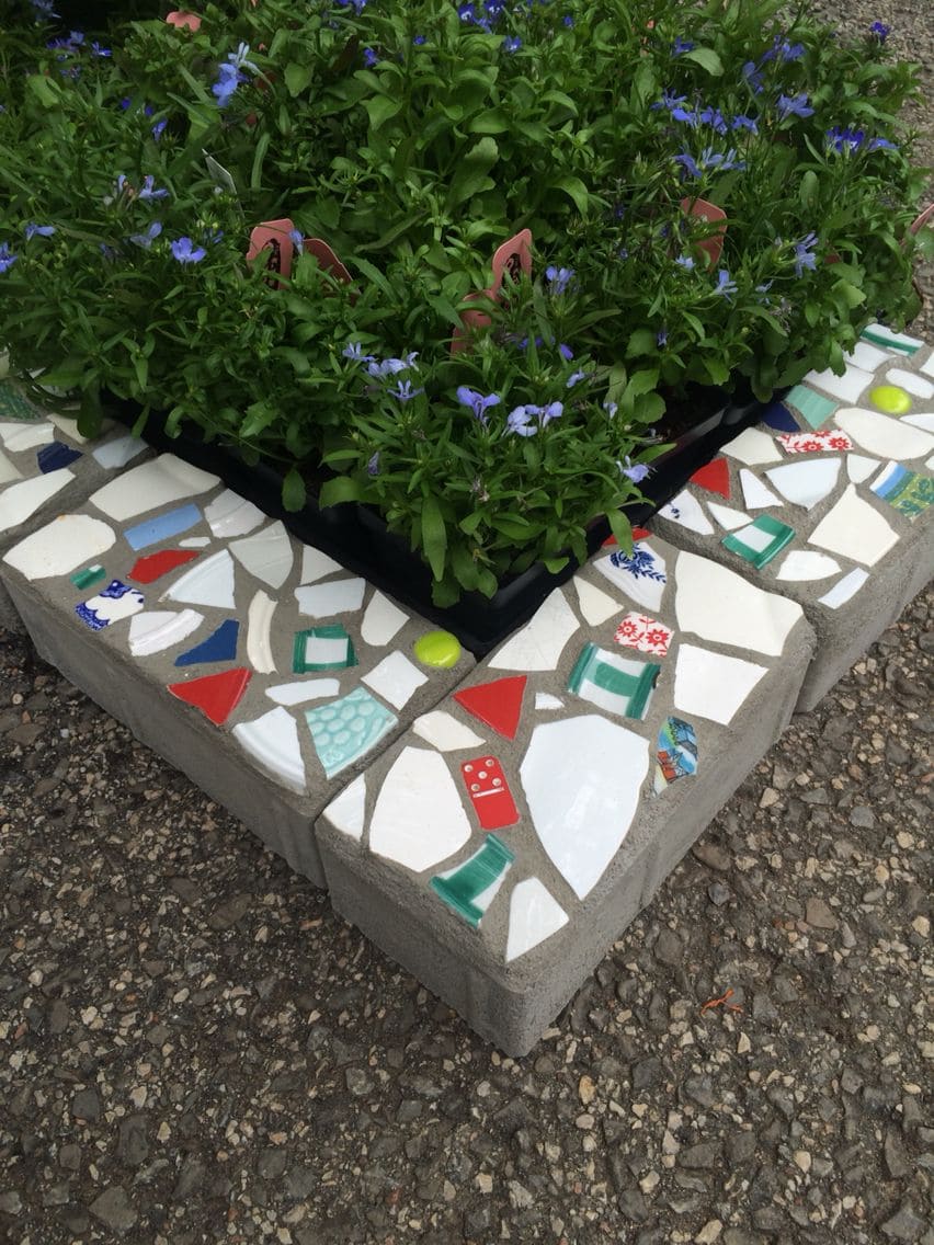 Ανακαλύψτε τη μαγεία των σπασμένων πιάτων: 25 μοναδικές κατασκευές γεμάτες χρώματα και σχέδια