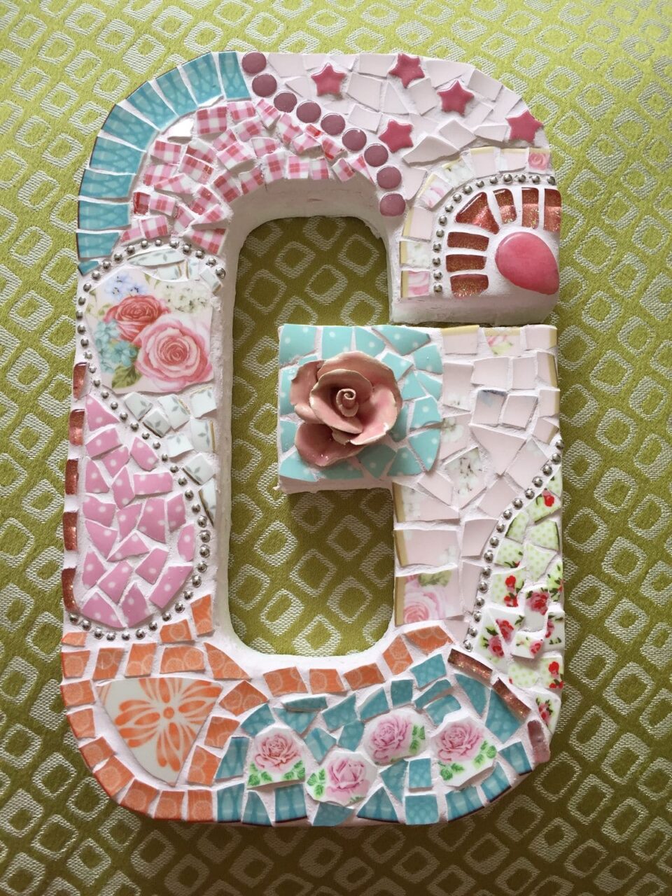 Ανακαλύψτε τη μαγεία των σπασμένων πιάτων: 25 μοναδικές κατασκευές γεμάτες χρώματα και σχέδια