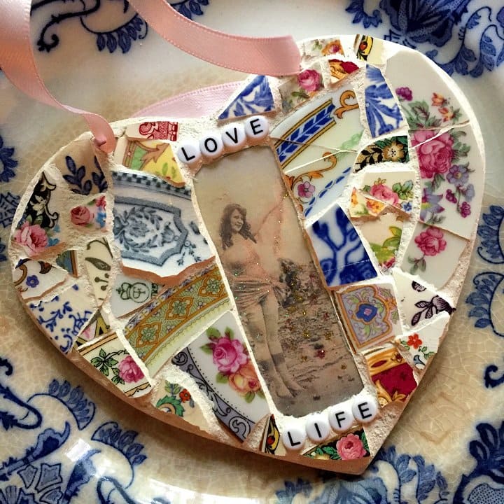 Ανακαλύψτε τη μαγεία των σπασμένων πιάτων: 25 μοναδικές κατασκευές γεμάτες χρώματα και σχέδια