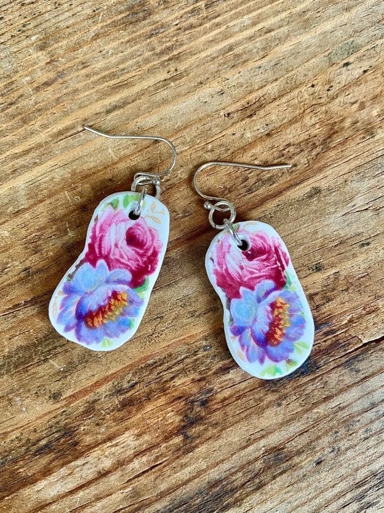 Ανακαλύψτε τη μαγεία των σπασμένων πιάτων: 25 μοναδικές κατασκευές γεμάτες χρώματα και σχέδια