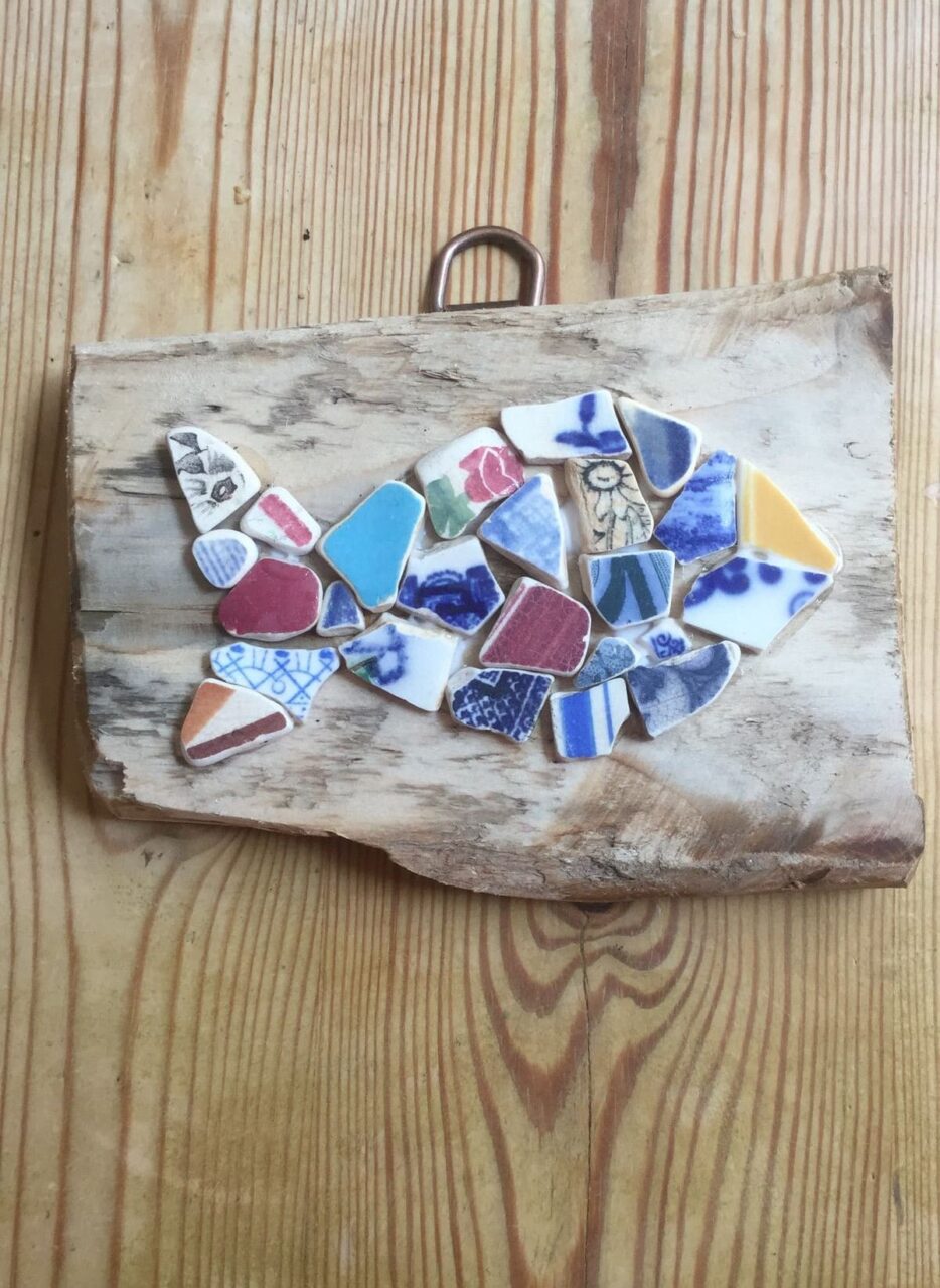 Ανακαλύψτε τη μαγεία των σπασμένων πιάτων: 25 μοναδικές κατασκευές γεμάτες χρώματα και σχέδια