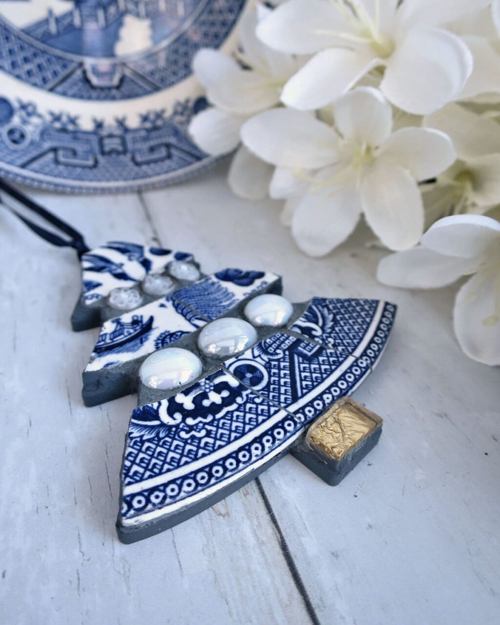 Ανακαλύψτε τη μαγεία των σπασμένων πιάτων: 25 μοναδικές κατασκευές γεμάτες χρώματα και σχέδια