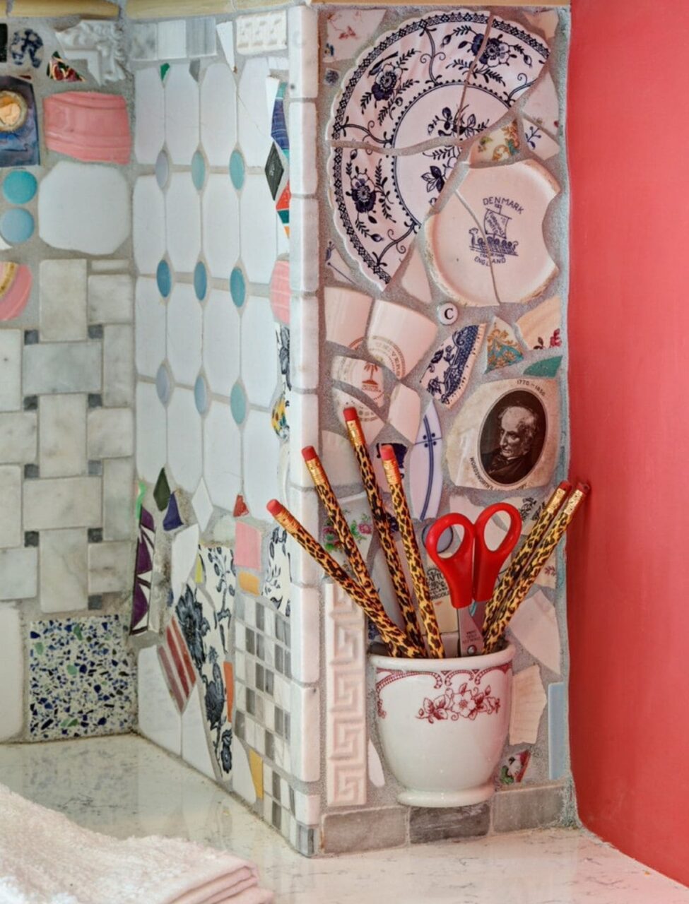 Ανακαλύψτε τη μαγεία των σπασμένων πιάτων: 25 μοναδικές κατασκευές γεμάτες χρώματα και σχέδια