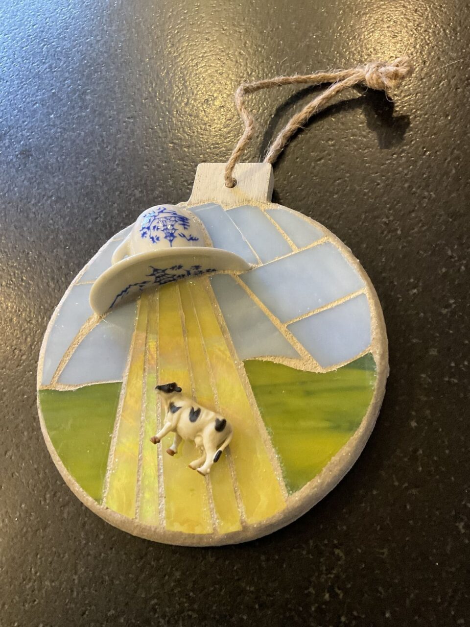 Ανακαλύψτε τη μαγεία των σπασμένων πιάτων: 25 μοναδικές κατασκευές γεμάτες χρώματα και σχέδια